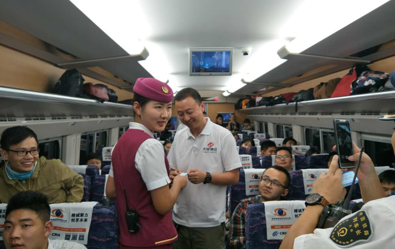 美丽的高铁乘务员主动与尊龙凯时利来人生就是搏集团行政总监进行合影