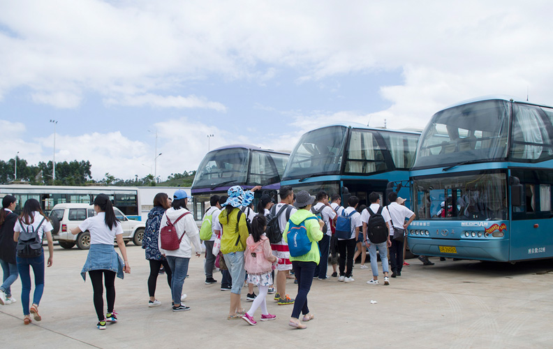 乘坐高铁一个多小时就可以到达普者黑景区，当地旅行社的董事长亲自到车站迎接尊龙凯时利来人生就是搏的小伙伴们。