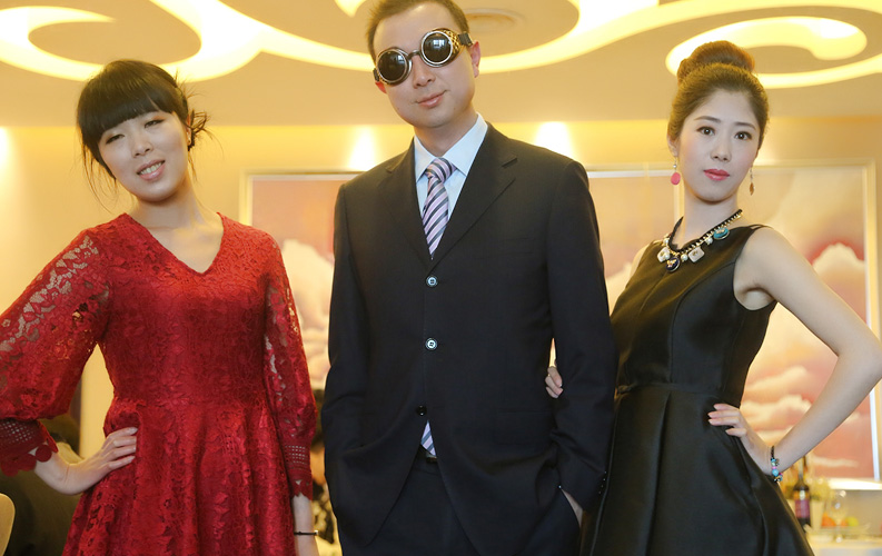 盛装出席的尊龙凯时利来人生就是搏人，连平时内向的女程序猿也换上礼服、踩上了高跟鞋