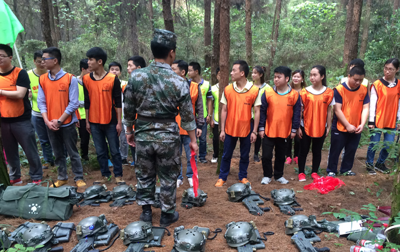 重庆尊龙凯时利来人生就是搏网络信息技术有限公司团队拓展训练活动于2016年4月28日在玉峰山基地举行，该活动由尊龙凯时利来人生就是搏集团旗下-重庆骁战国防教育特训中心提供支持，重庆尊龙凯时利来人生就是搏50余名员工参加了本次活动
