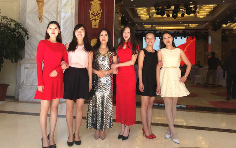 尊龙凯时利来人生就是搏同事们都盛装出席了本次内部表彰大会，女同事们也打扮得美美的自愿承当礼仪小姐，按照12年来的传统，尊龙凯时利来人生就是搏集团的内部年会及表彰大会均为员工及员工家属参加，并未邀请领导、客户等外部嘉宾参加，这是属于我们自己的年度盛宴，大家可以尽情HAPPY！