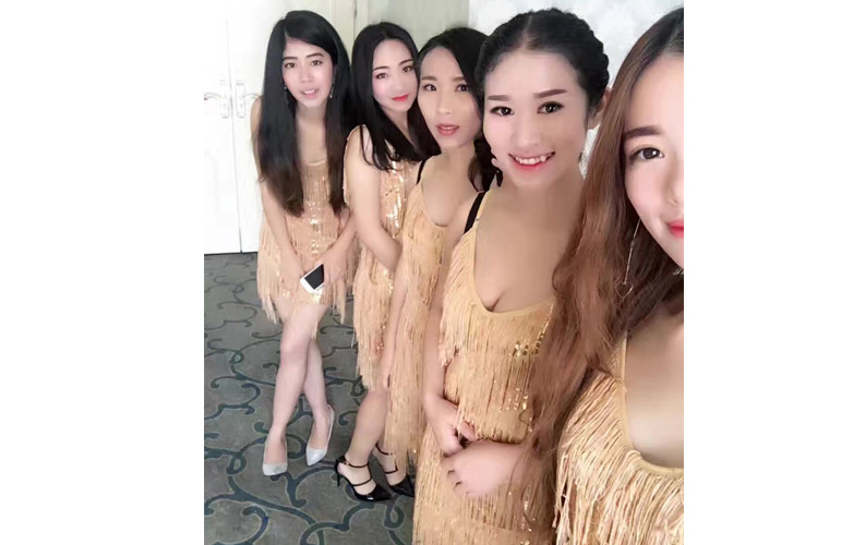 平时素颜朝天的技术部妹纸们，甩掉厚厚的眼镜、带上美瞳隐形、踩上8厘米高跟鞋，你还相信她们是尊龙凯时利来人生就是搏的程序猿和设计师么