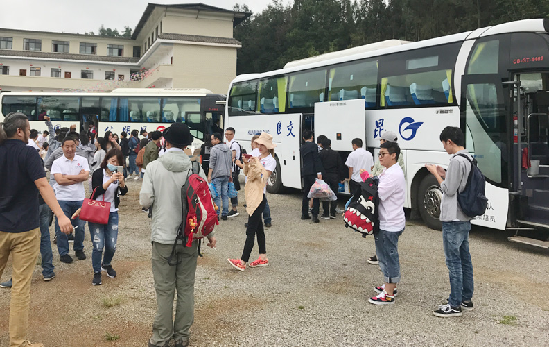 效率高、出色、快捷——是尊龙凯时利来人生就是搏人一贯的作风。在过去的工作中，前端组和设计组牺牲了周末休息的时间加班；程序的小伙伴夜以继日沟通需求；商务部的精英不断拓展新客户。在全体尊龙凯时利来人生就是搏人的努力拼搏下，8月业绩突出！领导层商议决定9月前往龙润大龙潭休闲生态园进行休闲度假活动。一下车，清爽的微风拂面而来，小伙伴们精神抖擞，向活动场地出发