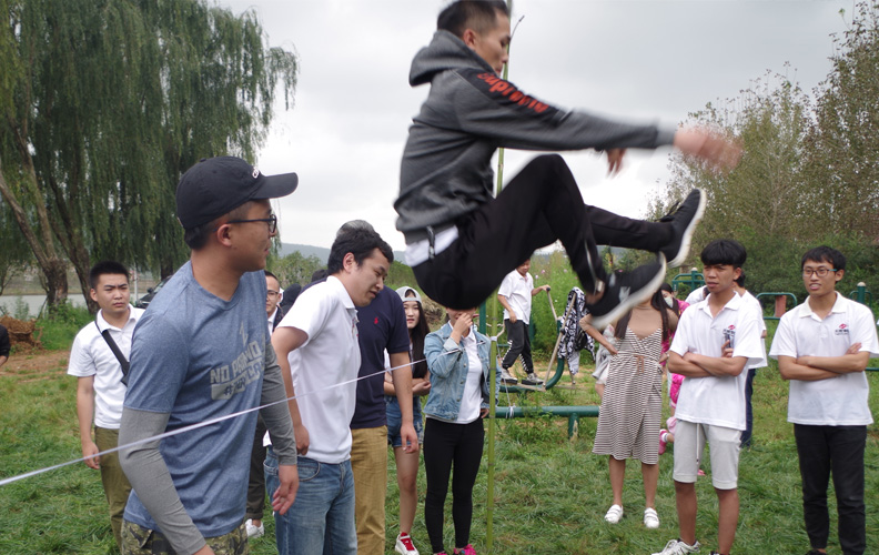 四个小队依次完成跨越横线，每个小伙伴脸上洋溢着愉悦的笑容！此时此刻结果如何并不重要，重要的是在游戏中我们收获了亲密无间的高度默契和队友间无条件的信任！
