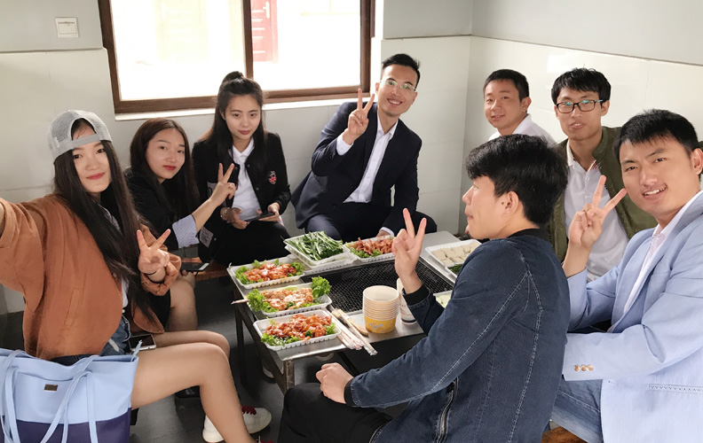 自由活动时间结束后是大家期盼已久的烧烤大餐！鸡翅、鸡尖、青瓜、豆腐、牛肉、五花肉、韭菜、洋芋……等荤素搭配，营养均衡！