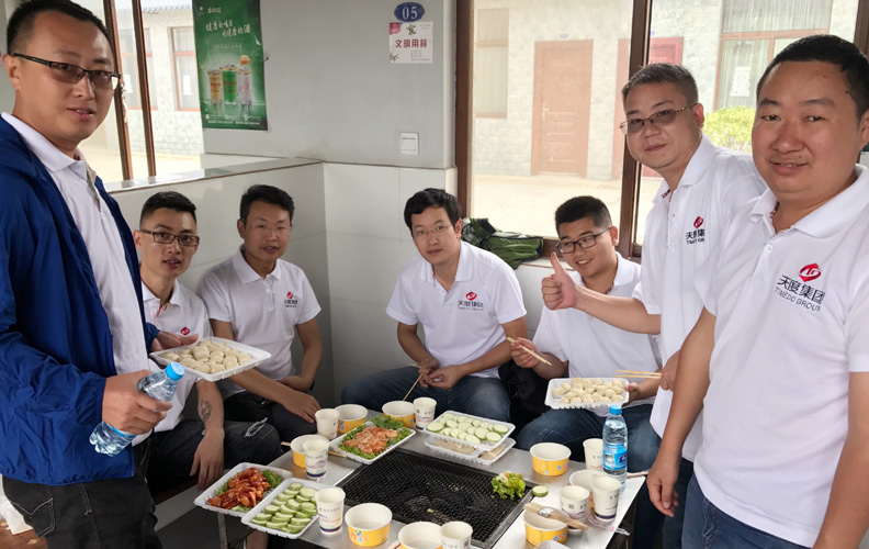 每一次的相聚都体现着团结、友谊。队友们不分彼此，共同分享着自己的成果！