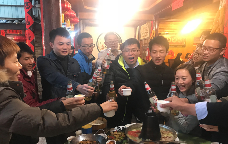 这是释下重负之后的轻松，是摆脱一切羁绊后的自在。