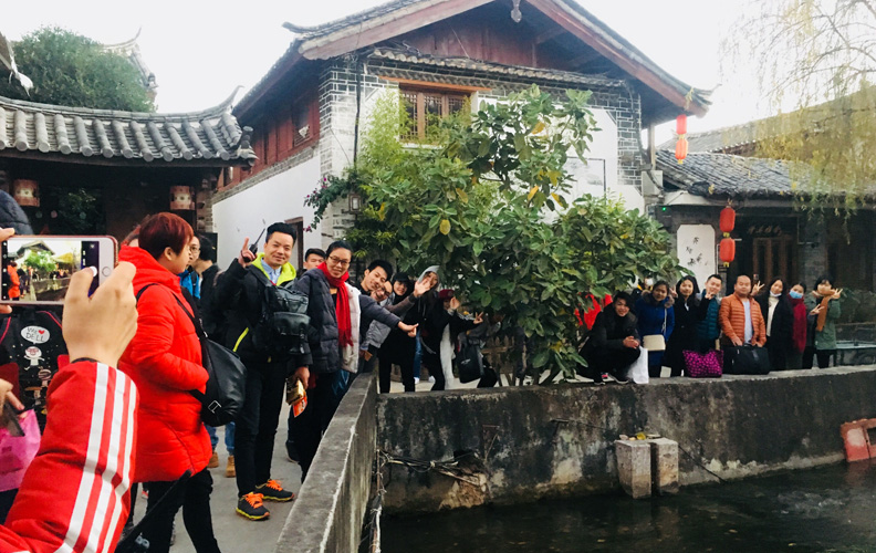 划船完后返回客栈吃饭，结束今天欢愉又略带刺激的行程。
