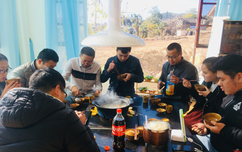 拍照留影后品尝丽江特色土鸡火塘火锅，火塘正中翻滚中浓厚、香醇的鸡汤，外围是玉米、土豆等粗粮烧烤，一温、一热，相得益彰！