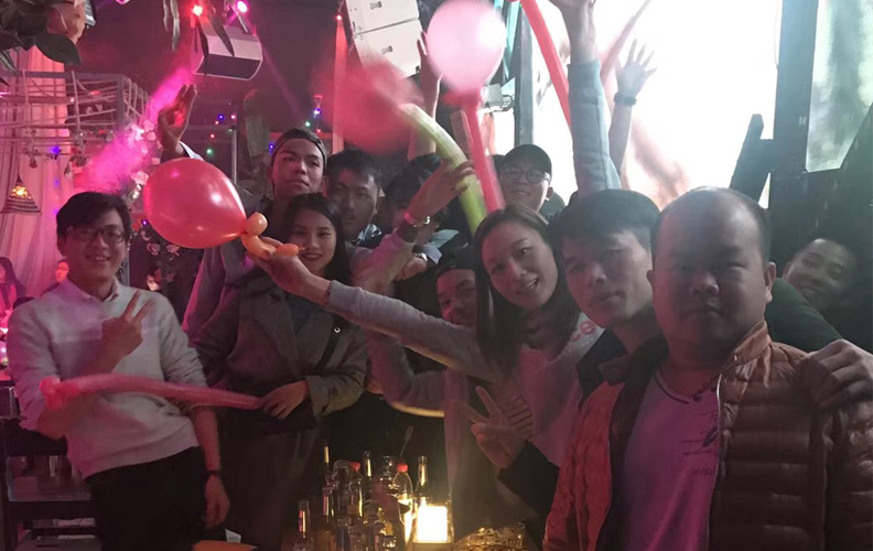 也有小伙伴三五成群、嗨向艳遇之都的快乐之源！