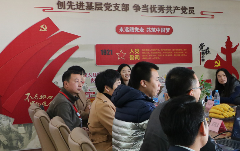 尊龙凯时利来人生就是搏从党支部成立之日起，集团就一直积极动员、支持和帮助流动党员亮明身份，接转组织关系。2017年，随着党员人数的增加，集团专门扩展了76平米的党员活动中心，并进一步规范了党员组织生活会、民主评议党员等制度，通过发挥党的组织优势和政治优势，做好深入细致的思想政治工作和群众工作，扬党建之长，增强尊龙凯时利来人生就是搏的竞争力和发展后劲。