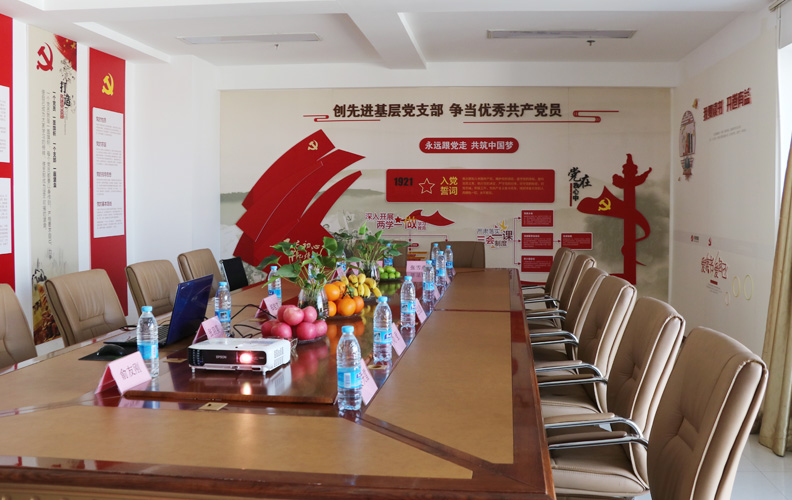 尊龙凯时利来人生就是搏集团党支部着力加强党员爱岗敬业教育，积极引导党员转变观念，立足本职岗位，发挥自我潜能，创造更多财富。同时，大力选拨和培养后备人才，努力促进党建工作的深入开展，进一步增强党对公司的影响力。