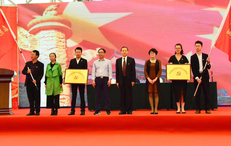 凝聚人心，抓好党员思想建设。公司先后积极开展形式多样的科技竞赛和党员合理化建议活动，提高党员的思想觉悟，凝聚了人心，鼓舞了士气。与此同时，我们还大力弘扬公司文化，多方位、多渠道地开展党员政治思想教育。通过橱窗、画廊、板报等多种形式对党员进行法律法规、思想品德、社会公德、职业道德等方面的宣传和教育。