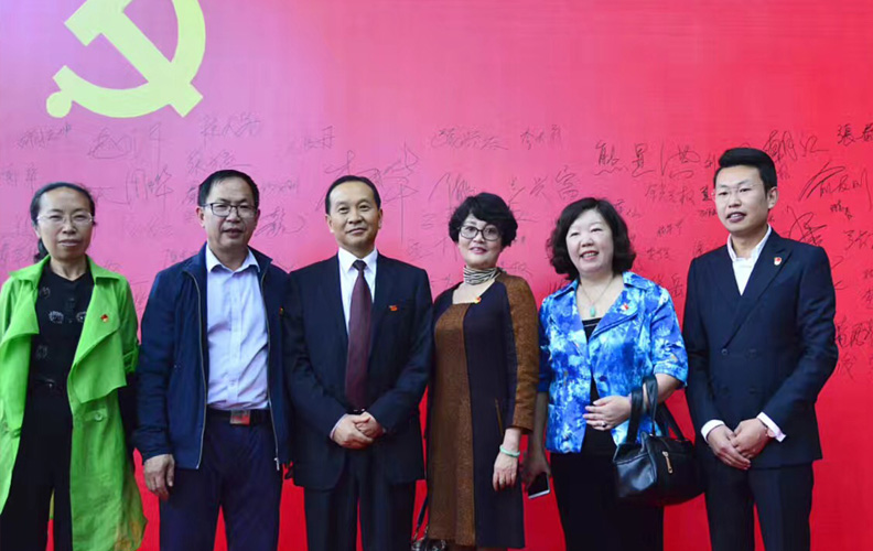 通过在“七一”建党日期间组织以“深入学习贯彻习近平总书记系列讲话精神”为主题的党课并开展座谈讨论，促进了党员思想素质和道德修养的发展，提高了党员的党性认识、责任意识、表率意识，从而使党员更加自觉接受群众监督，在学中做，在做中学，理论联系实际。
