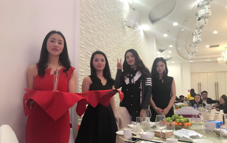 年会现场的司仪们也由集团内部选出，换上礼服之后，个个神态从容不迫，举止文雅大方。