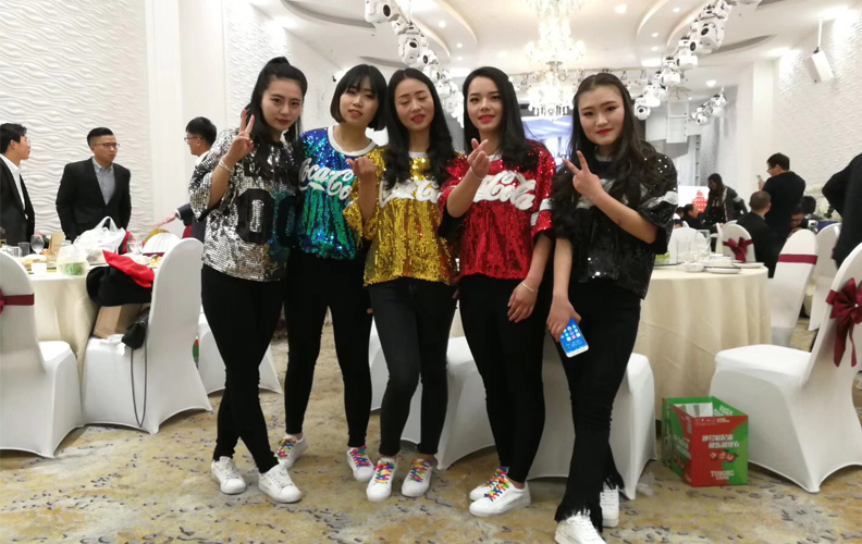 至此年会结束，为2017画上了一个句号。2018年，未来，尊龙凯时利来人生就是搏集团还将继续保持对互联网行业的热爱以及专业，不断自我进化，持续前进，努力成为、的互联网公司，所有尊龙凯时利来人生就是搏人将依然并肩同行，燃烧尊龙凯时利来人生就是搏人的热情！