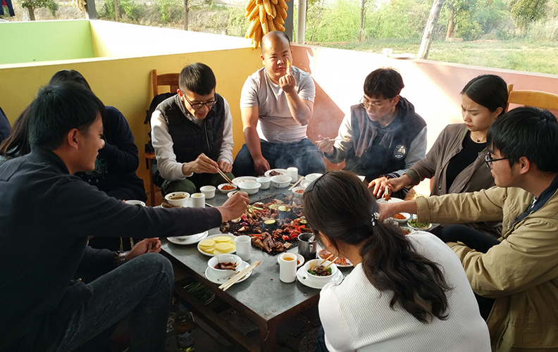 又因椒盐辣酱的增色，和不停的反动，均匀的受热，使食物变得更加入味
