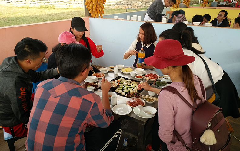 烧烤伴着啤酒，欢声笑语随着缕缕炊烟萦绕在空中，吃着自己亲手烤制出的美食，畅聊着自己在工作和生活中遇到的各种趣事，其乐融融！整个活动气氛非常热烈
