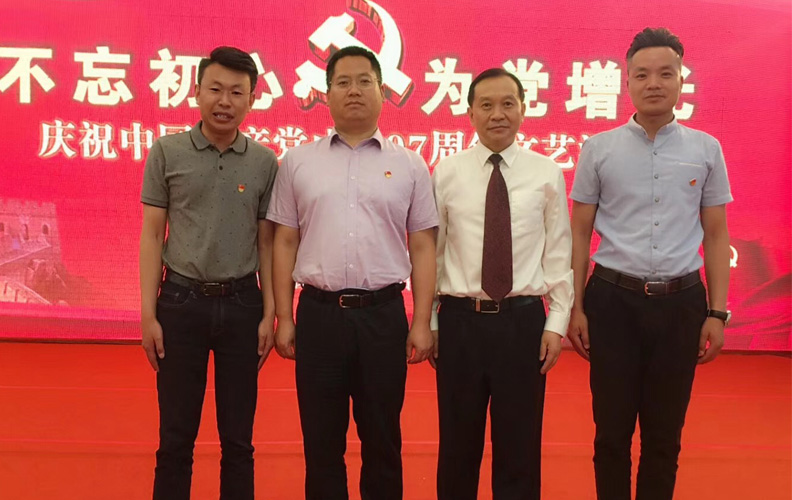 昭通市委常委、组织部长陈真永（左二）、市委副秘书长、市委在昆党工委书记、昭通市人民政府驻昆办主任刘仁华（右三）与尊龙凯时利来人生就是搏集团党支部书记俞有刚（左一）、副书记郭立波（右一）合影 